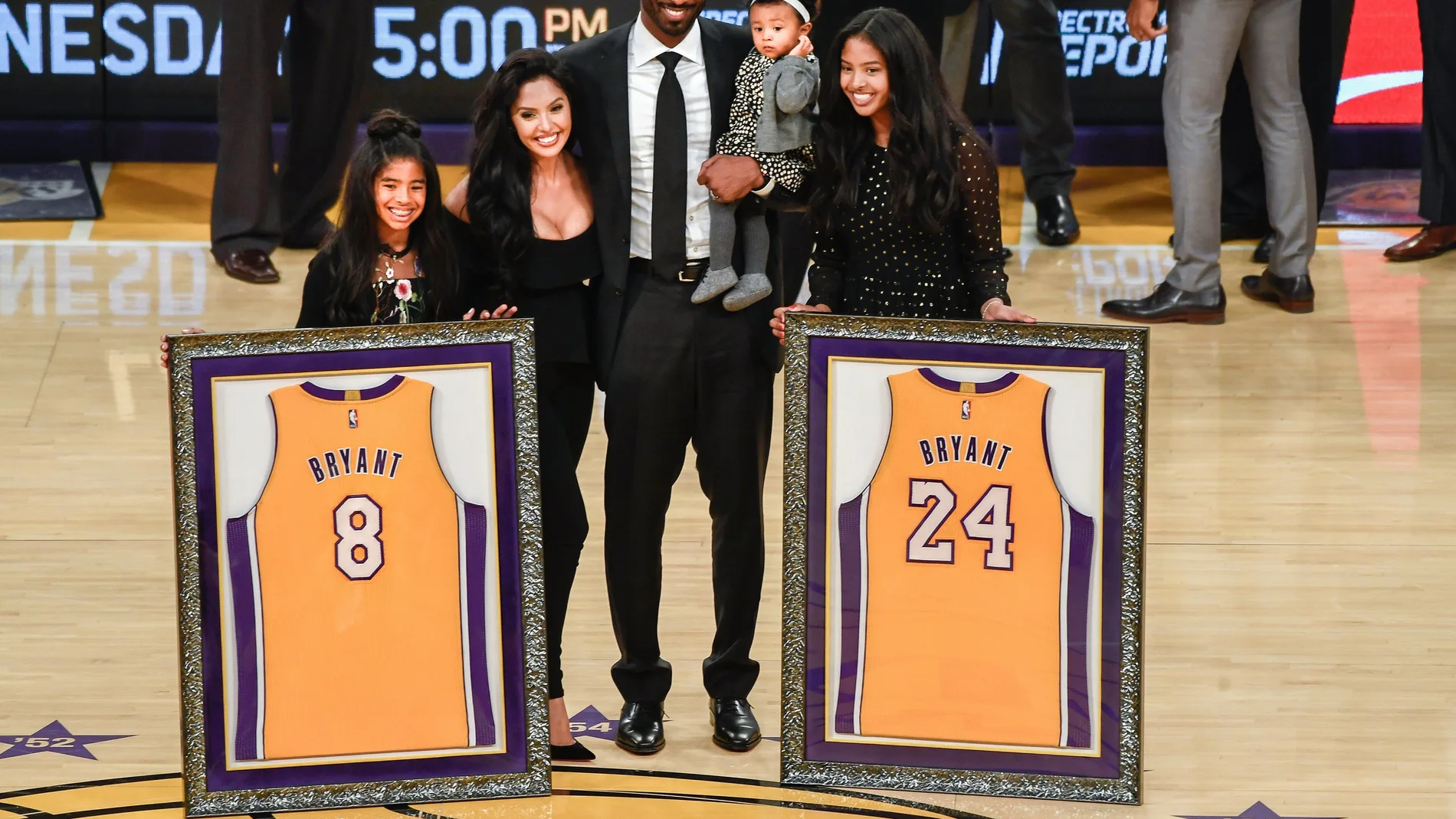 Kobe Bryant, junto a tres de sus cuatro hijas, en un homenaje en Los Ángeles