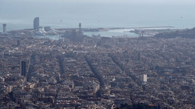 Vista del puerto de la ciudad de Barcelona bajo un episodio de alta contaminación