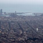 Vista del puerto de la ciudad de Barcelona bajo un episodio de alta contaminación