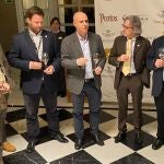 El viceconsejero de Desarrollo Rural, Jorge Llorente, junto a los miembros de la Associatión de la Sommellerie Internacionale