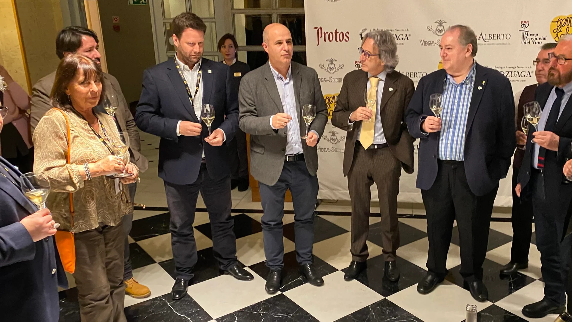 El viceconsejero de Desarrollo Rural, Jorge Llorente, junto a los miembros de la Associatión de la Sommellerie Internacionale