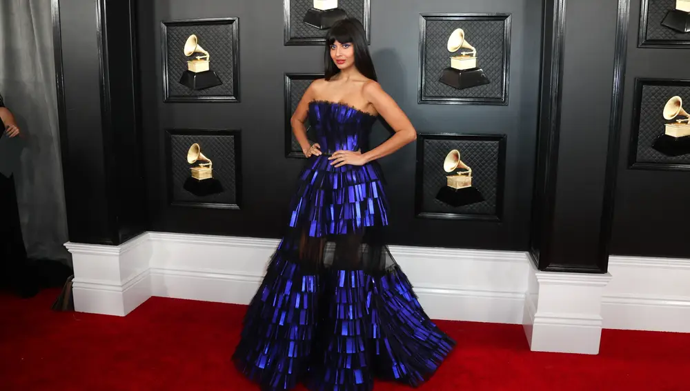 Jameela Jamil en la alfombra roja de los Premios Grammy 2020.
