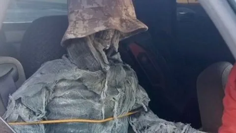 El detenido colocó al esqueleto en el asiento del copiloto, vestido con un sombrero y varios trapos, para que a simple vista, pareciera un integrante más