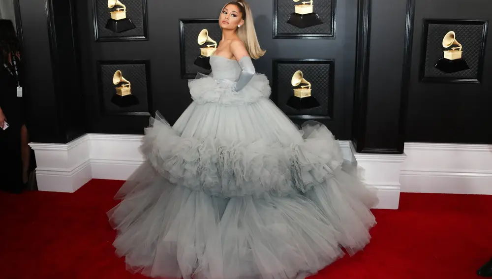Ariana Grande en la alfombra roja de los Grammy 2020.