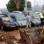 Vecinos de la barriada malagueña de Campanillas se afanan en las limpiezas de sus hogares y calles del barrio
