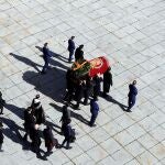 Los familiares de Franco portan el féretro con sus restos antes del traslado a Mingorrubio