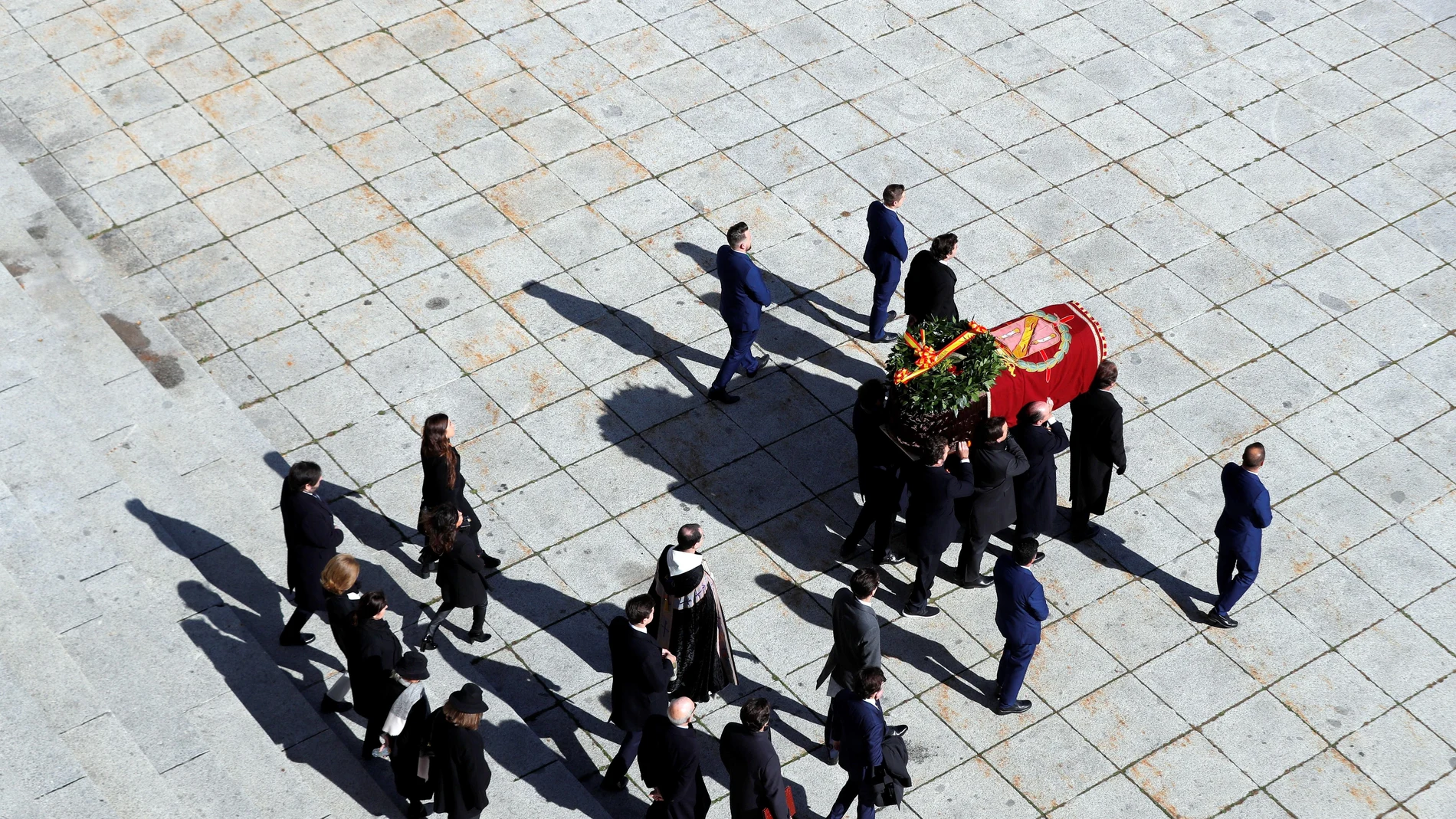 Los familiares de Franco portan el féretro con sus restos antes del traslado a Mingorrubio