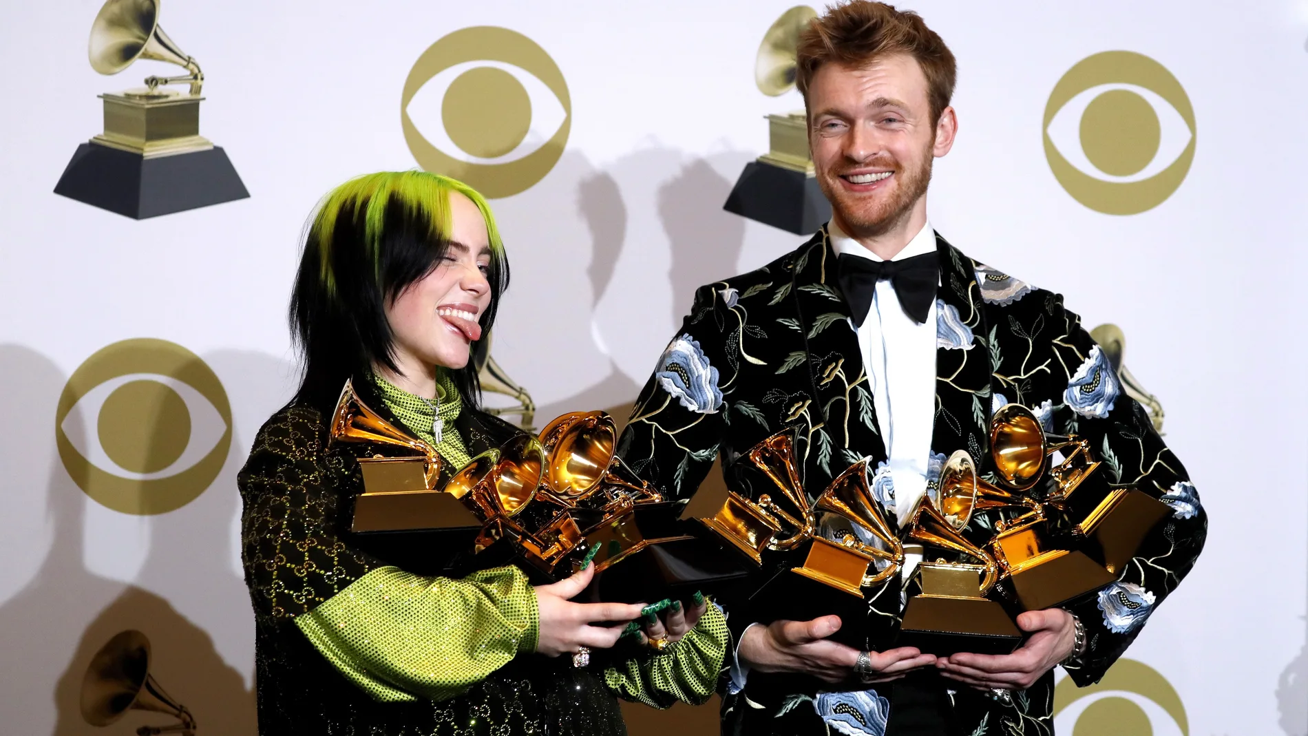 Los Angeles (United States), 27/01/2020.- Billie Eilish and Finneas O'Connell pose in the press room with their Grammy for Best Pop Vocal Album, Best New Artist, Song of the Year, Album of the Year,Record of the Year and Producer of the Year during the 62nd annual Grammy Awards ceremony at the Staples Center in Los Angeles, California, USA, 26 January 2020. (Estados Unidos) EFE/EPA/DAVID SWANSON