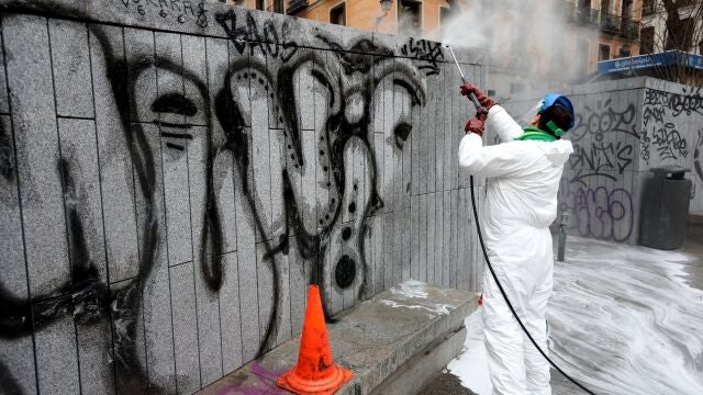 Un operario municipal elimina las pintadas de la Plaza del Dos de Mayo, en Malasaña, una de las zonas más afectadas