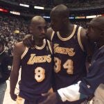 Kobe Bryant y Shaquille O'Neal, tras un partido de playoff con los Lakers