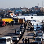 Mahshahr (Iran (islamic Republic Of)), 27/01/2020.- An Iranian passenger plane sits on a highway outside Mahshahr airport after skidding off the runway, in the southwestern city of Mahshahr, Iran, 27 January 2020. According to media reports the Iranian passenger plane with some 135 people on board skidded off the runway onto a road next to the airport in the southern city of Mahshahr. No one was injured in the accident, media added. EFE/EPA/MOHAMMAD ZAREI