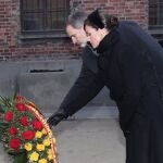 Los Reyes realizan una ofrenda floral ante el "muro de la muerte" durante la conmemoración del 75º aniversario de la liberación de Auschwitz