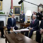 Trump recibió en la Casa Blanca al primer ministro israelí, Benjamin Netanyahu, junto al vicepresidente Pence y el secretario de Estado, Mike Pompeo (derecha)/EFE