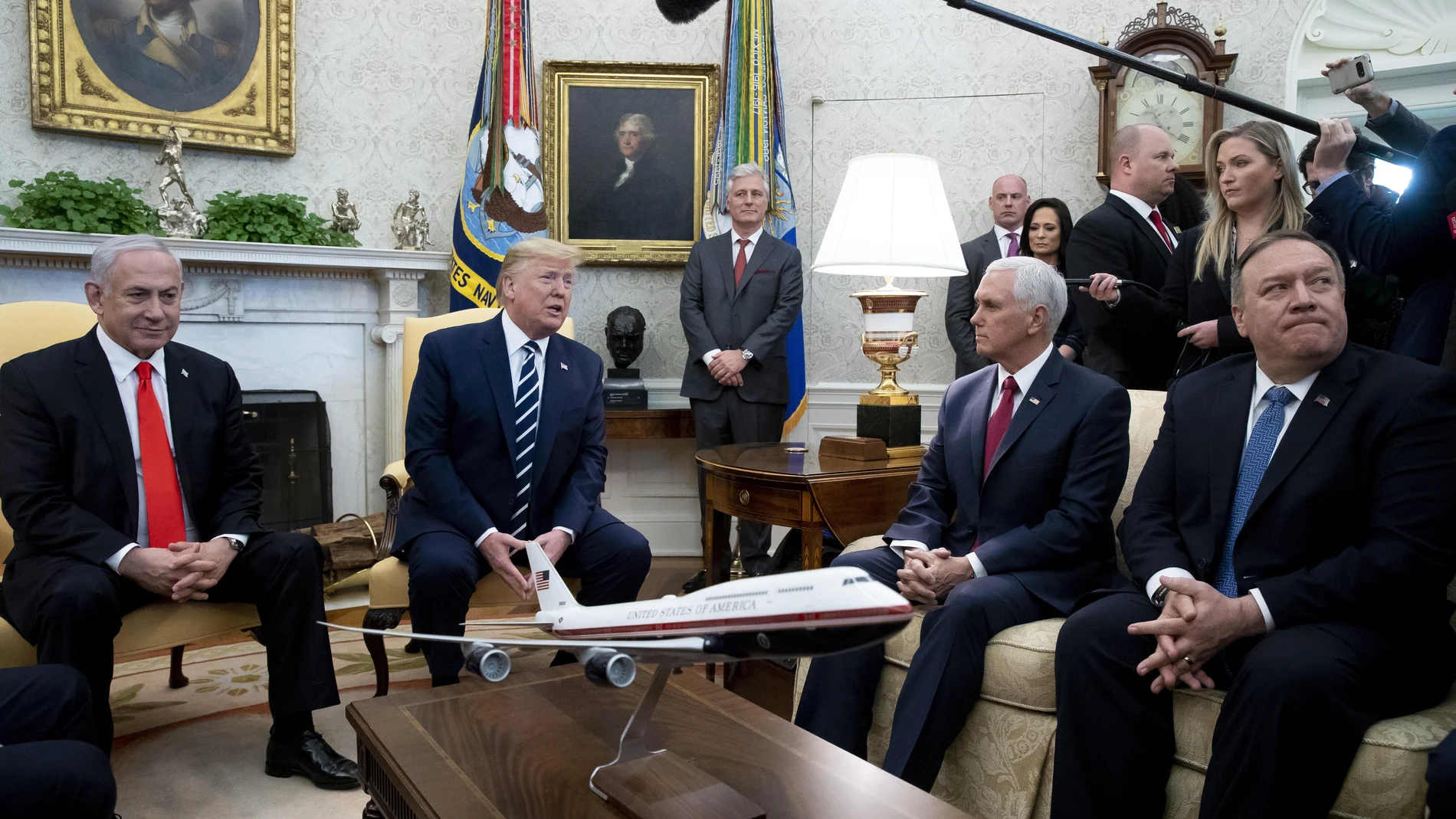 Trump recibió en la Casa Blanca al primer ministro israelí, Benjamin Netanyahu, junto al vicepresidente Pence y el secretario de Estado, Mike Pompeo (derecha)/EFE