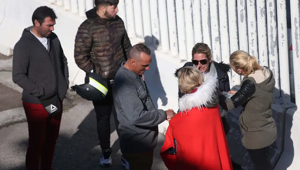 Familiares de la tripulación del pesquero Rúa Mar esperan noticias en el puerto de Algeciras