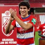 El central Jesús Vallejo posa este martes durante su presentación oficial como nuevo jugador del Granada CF. El segundo refuerzo invernal del Granada, que llega cedido por el Real Madrid, cree que este club "lo tiene todo" para que él pueda "crecer y rendir al máximo", por lo que se mostró "convencido" de que ha elegido "bien" al aceptar la oferta. EFE/ Miguel Ángel Molina