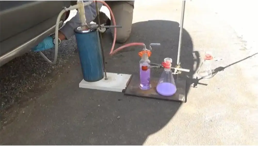 Imagen del experimento a pequeña escala, que permite purificar metales con el CO2 del tubo de escape de un coche.