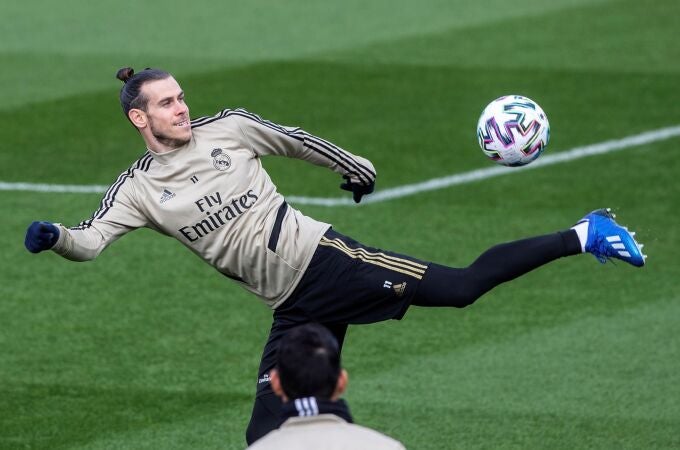 El delantero galés del Real Madrid Gareth Bale, durante el entrenamiento en la Ciudad deportiva de Valdebebas, este martes en Madrid