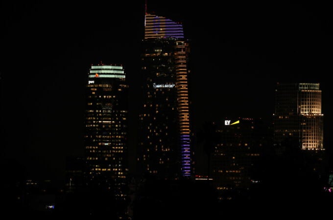 Edificios de Los Angeles con los colores de Los Lakers