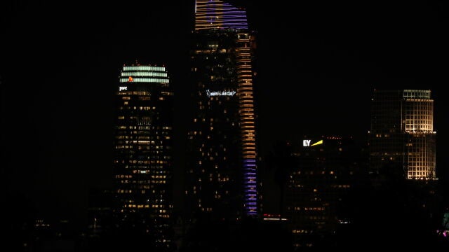 Edificios de Los Angeles con los colores de Los Lakers