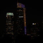 Edificios de Los Angeles con los colores de Los Lakers