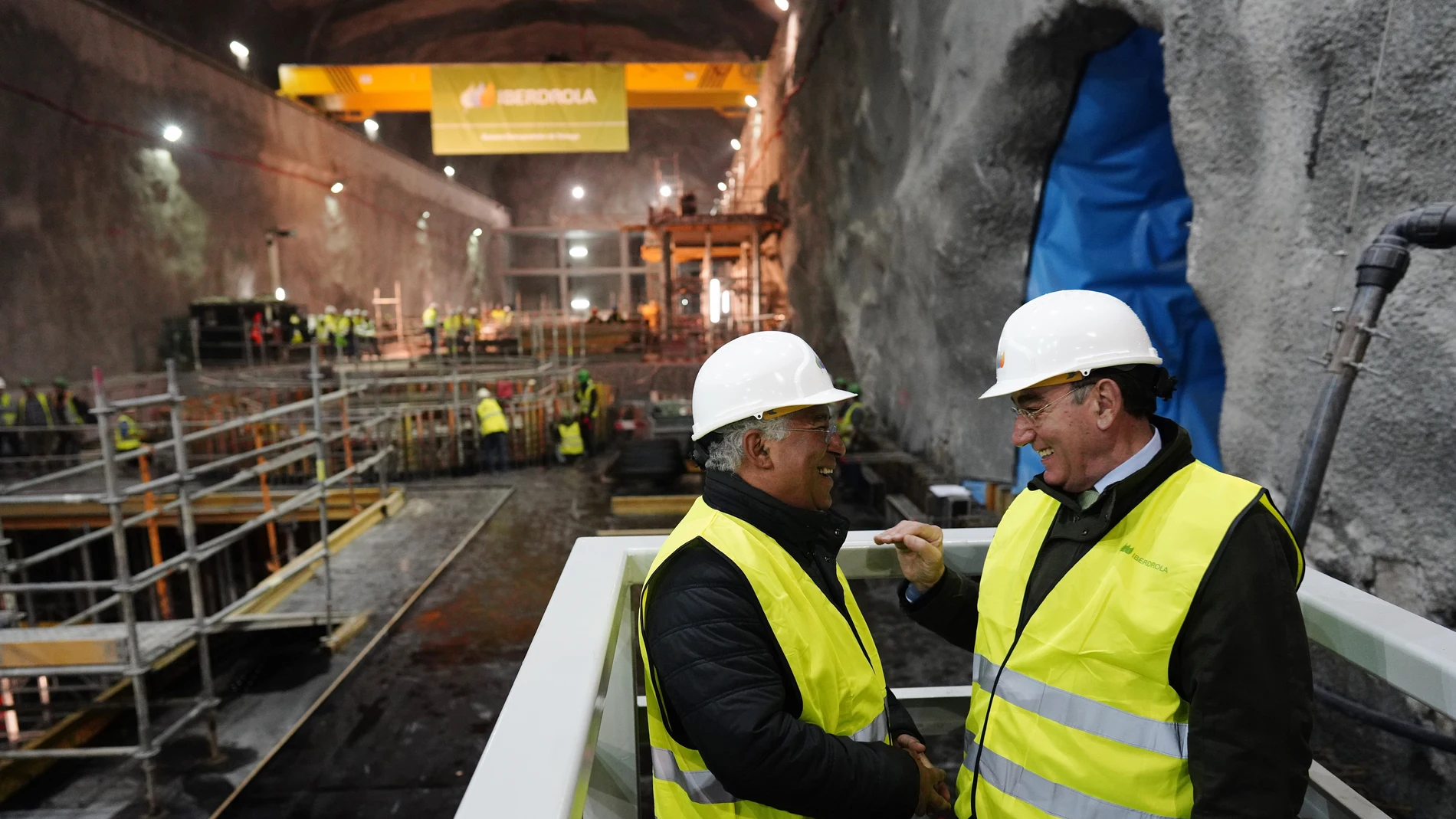 El presidente de Iberdrola, Ignacio Galán, conversa con el primer ministro portugués en el corazón de la megacentral hidroeléctrica del Támega