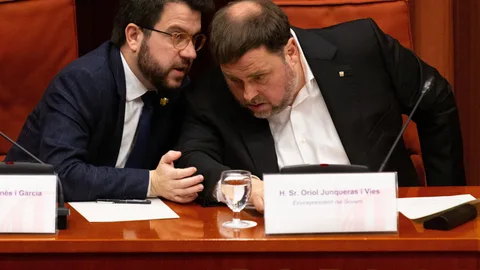El exvicepresidente de la Generalitat, Oriol Junqueras, condenado a prisión por el 1-0, conversa con el vicepresidente de la Generalitat, Pere Aragonés