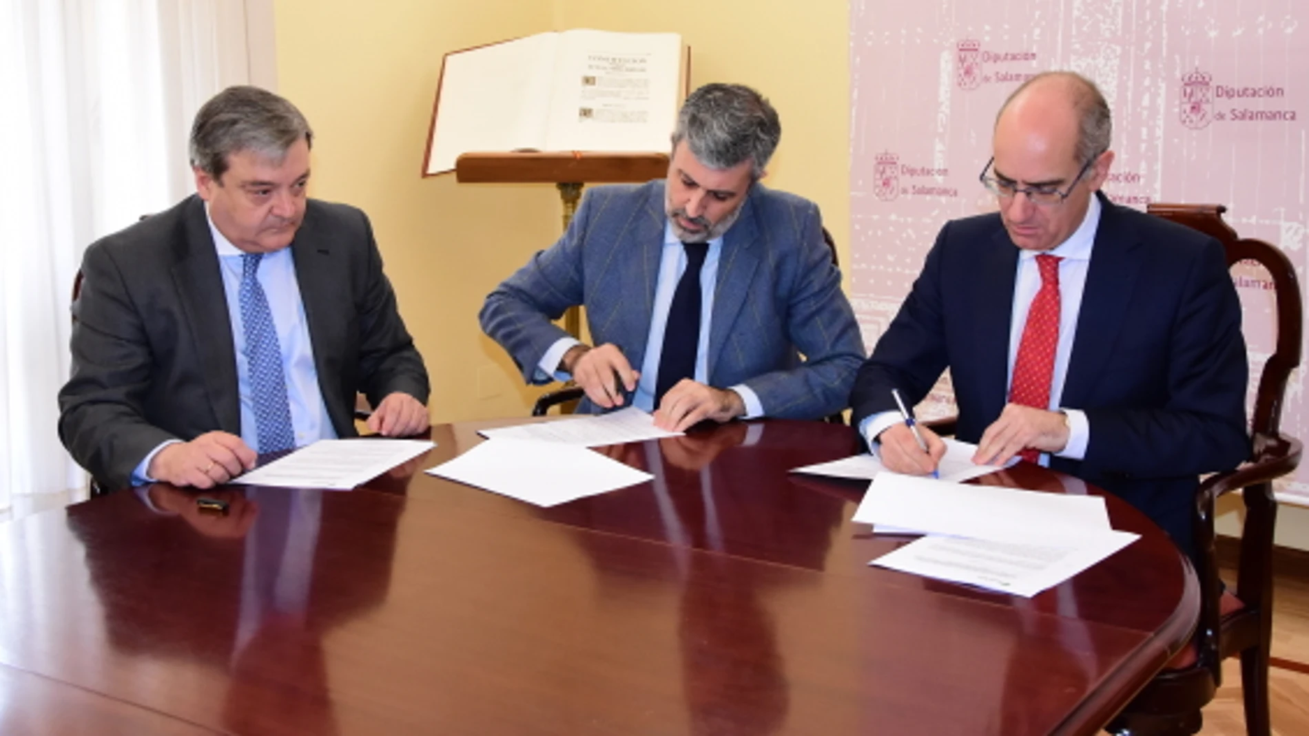 Unicaja Banco, a través de los directores de Negocio Empresa, Pedro López Fraile, y de Cuentas de Banca Corporativa, Salvador Jorge de Alba, han firmado un acuerdo con el presidente de la Diputación de Salamanca, Javier Iglesias,