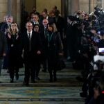 El ex consejero Jordi Turull acompañado por la plana mayor de JxCat a su llegada a la comisión del 155 en el Parlament.