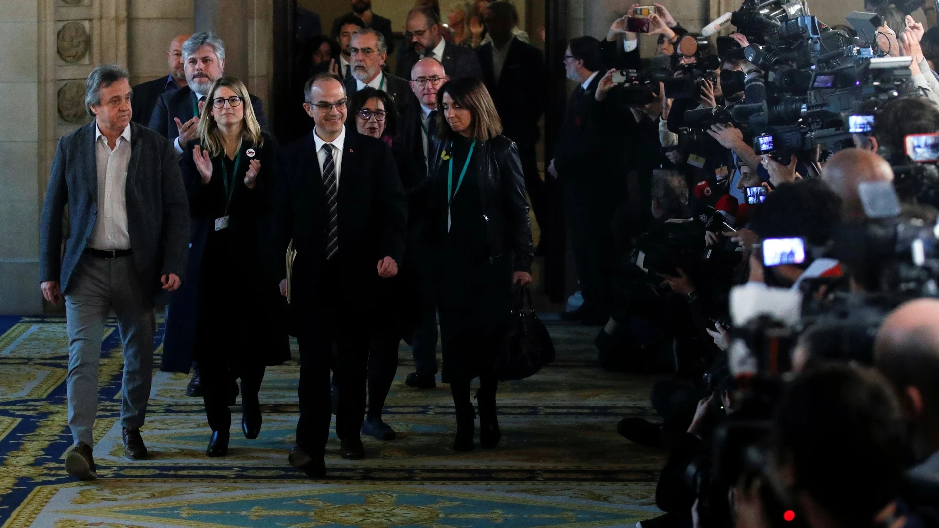 El ex consejero Jordi Turull acompañado por la plana mayor de JxCat a su llegada a la comisión del 155 en el Parlament.