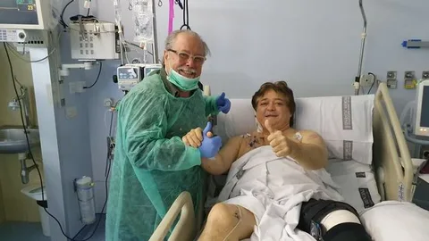 El cómico Arévalo visita a 'El Soro' en el hospital Clínico de Valencia