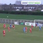 l jugador del Garforth Town, Alex Low, fue expulsado en el partido contra el Bridlington Town, de la Northern Counties East Legue Premier Division