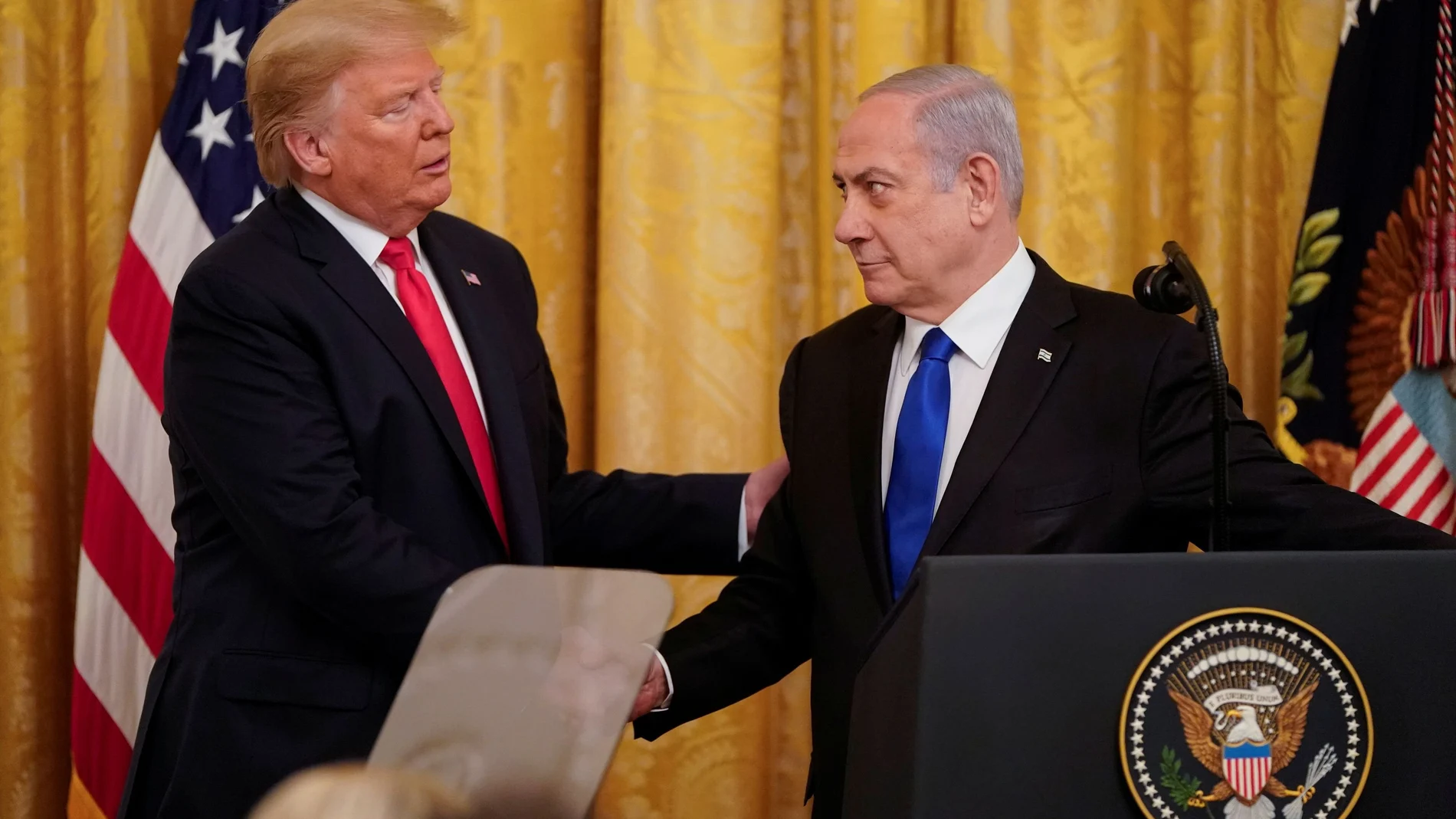Donal Trump saluda al primer ministro israelí Benjamin Netanyahu hoy en la Casa Blanca.