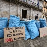 Miembros del proyecto Orbanajo depositan frente al Ayuntamiento de Ponferrada basura recogida en las márgenes de los ríos Sil y Boeza