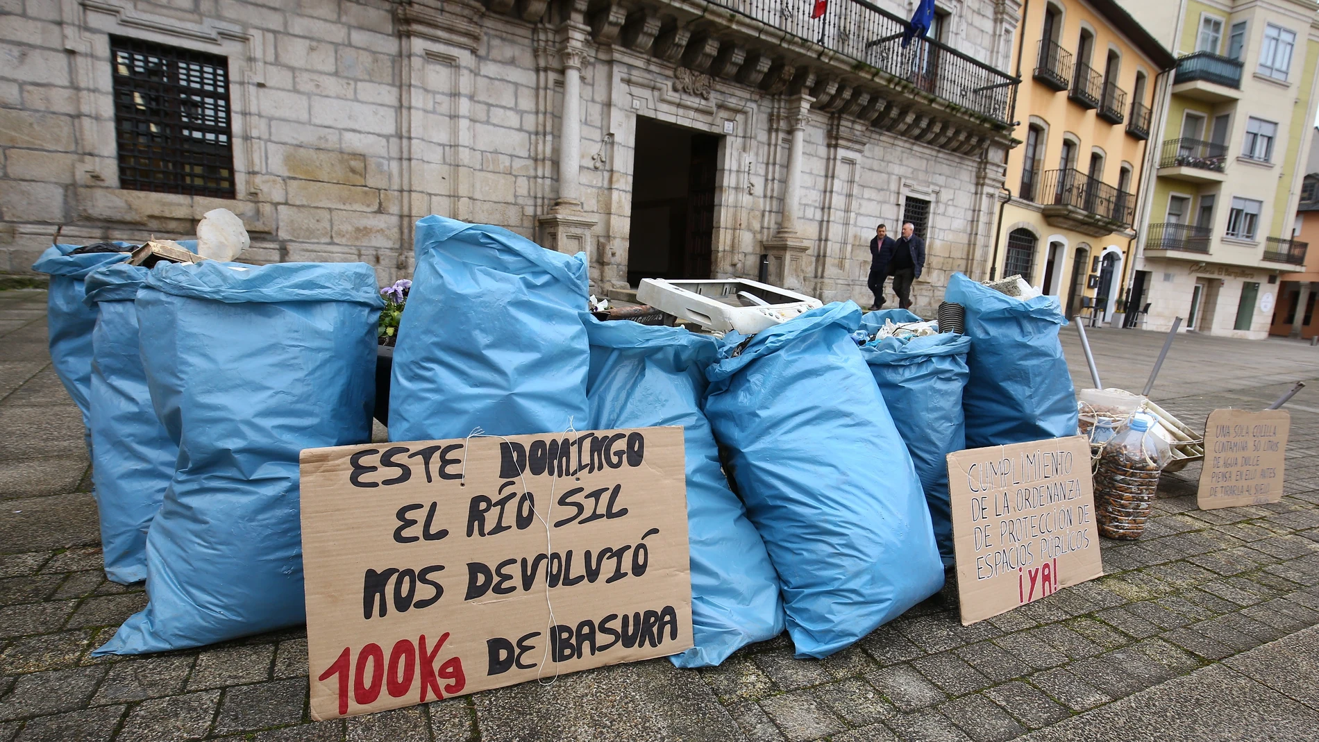 Miembros del proyecto Orbanajo depositan frente al Ayuntamiento de Ponferrada basura recogida en las márgenes de los ríos Sil y Boeza