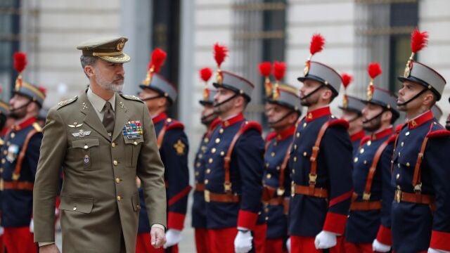 El rey Felipe VI pasa revista durante su visita al Cuartel General del Ejército