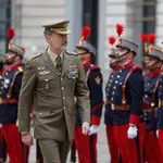 El rey Felipe VI pasa revista durante su visita al Cuartel General del Ejército