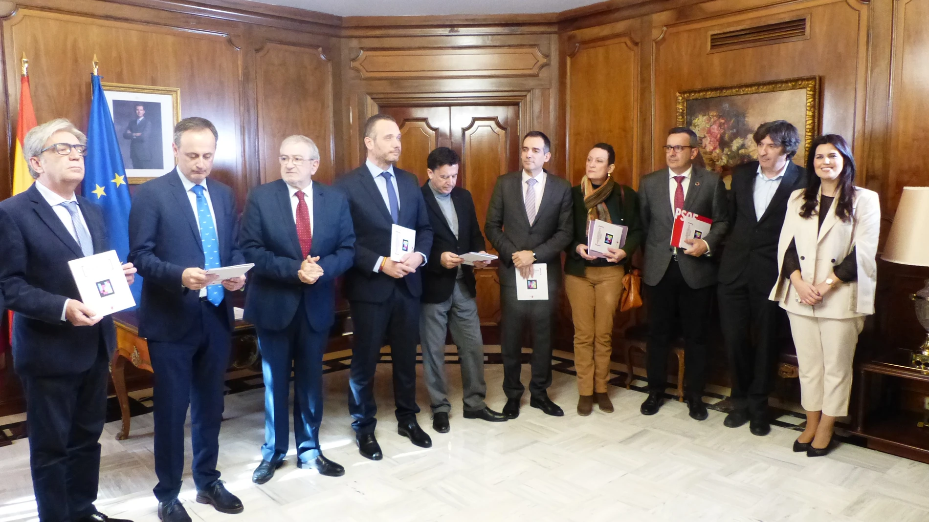 El presidente de la Asamblea Regional, Alberto Castillo, junto al consejero de Presidencia, Javier Celdrán, y los portavoces parlamentarios de todos los partidos