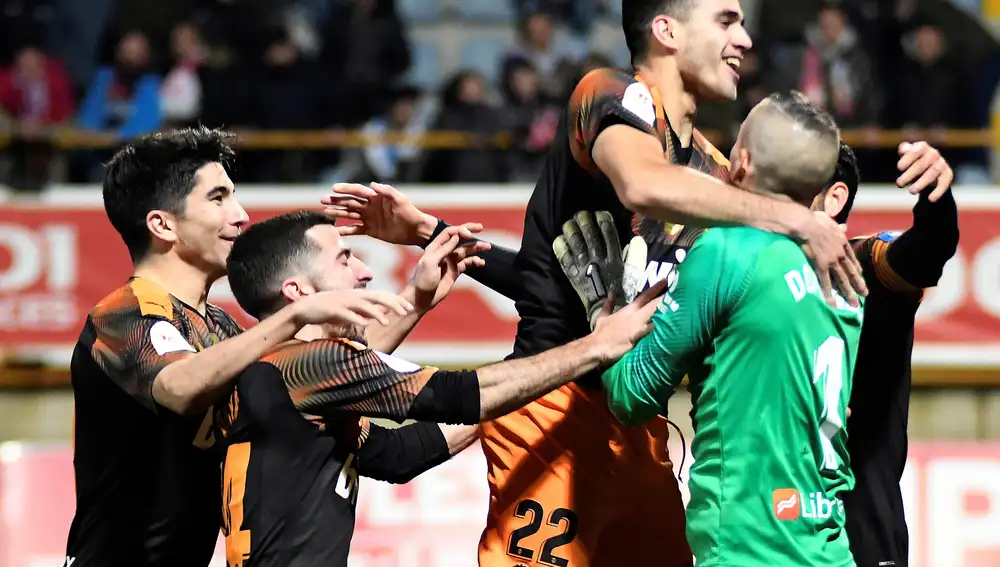 GRAF1139. LEÓN, 29/01/2020.- Los jugadores del Valencia celebran su pase a cuartos de final de la Copa tras eliminar a la Cultural Leonesa en la tanda de penaltis, en el encuentro de octavos de final de Copa del Rey disputado hoy miércoles en el Estadio Reino de León, en León. EFE/ J.Casares