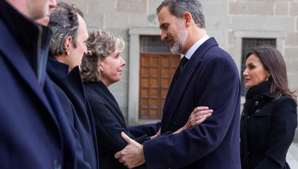 El rey Felipe (c) y la reina Letizia (d) saludan a la hija de la infanta Pilar de Borbón Simoneta Gómez-Acebo (i) a su llegada, al funeral de su madre, la intanta Pilar de Borbón, en el Monasterio de El Escorial, en Madrid (España), a 29 de enero de 2020.29 enero 2020Pool29/01/2020