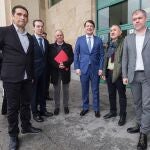Foto de familia del presidente de la Junta, Alfonso Fernández Mañueco, y el consejero de Empleo, Germán Barrios, con los líderes sindicales nacionales y autonómicos, Unai Sordo y Vicente Andrés, de CCOO, y Pepe Álvarez y Faustino Temprano, de UGT