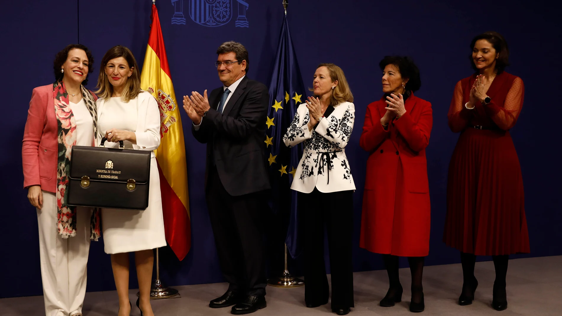 La ministra de Trabajo, Yolanda Díaz recibe la cartera de manos de la ministra saliente, Magdalena Valerio junto con el nuevo ministro de Seguridad Social, Inclusión y Migraciones, José Luis Escrivá Belmonte.