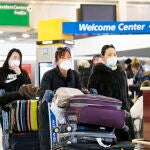 Las mascarillas se han convertido en un elemento habitual en los aeropuertos de todo el mundo