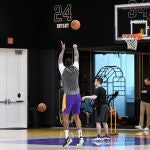DeMarcus Cousins lanza en el primer entrenamiento de los Lakers después de la muerte de Kobe Bryant