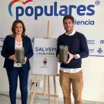 La portavoz del grupo municipal popular en el Ayuntamiento de Valencia, Mª José Catalá, y el diputado del PP en Les Corts Juan Carlos Caballero han presentado este miércoles una campaña, con el lema de “Salvem l´Álbufera”