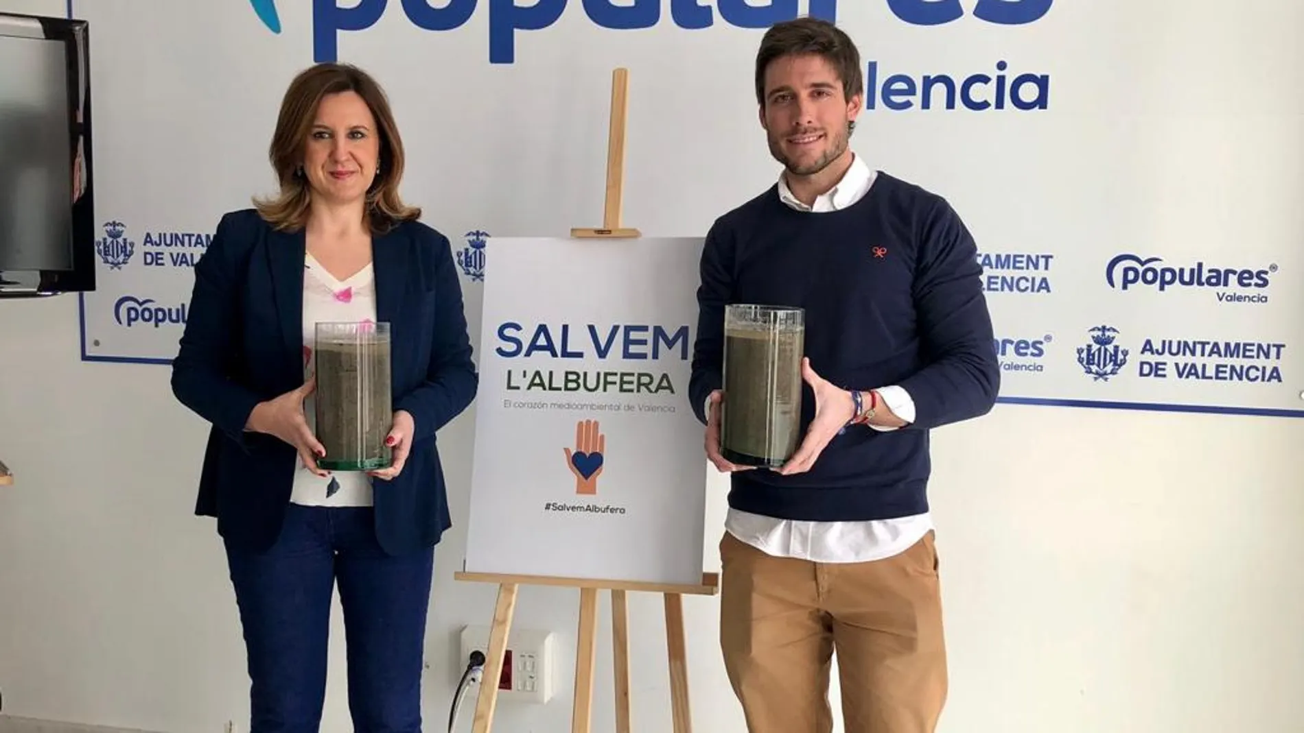 La portavoz del grupo municipal popular en el Ayuntamiento de Valencia, Mª José Catalá, y el diputado del PP en Les Corts Juan Carlos Caballero han presentado este miércoles una campaña, con el lema de “Salvem l´Álbufera”