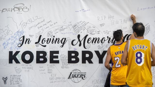 28 January 2020, US, Los Angeles: People sign condolence messages on a board outside the Staples Centre to pay their respect to basketball legend Kobe Bryant and his daughter Gianna. Kobe his daughter Gianna, were among nine people killed in a helicopter crash on the 26th of January in Calabasas. Photo: Hans Gutknecht/Orange County Register via ZUMA/dpa28/01/2020 ONLY FOR USE IN SPAIN