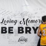 28 January 2020, US, Los Angeles: People sign condolence messages on a board outside the Staples Centre to pay their respect to basketball legend Kobe Bryant and his daughter Gianna. Kobe his daughter Gianna, were among nine people killed in a helicopter crash on the 26th of January in Calabasas. Photo: Hans Gutknecht/Orange County Register via ZUMA/dpa28/01/2020 ONLY FOR USE IN SPAIN