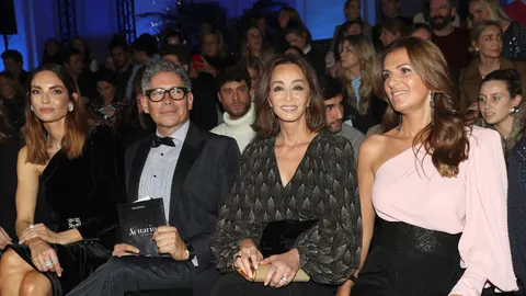 - El escritor y presentador Boris Izaguirre junto a Isabel Preysler (2d) durante su asistencia al desfile del diseñador Pedro del Hierro, dentro de la Mercedes-Benz Fashion Week Madrid en el Palacio de Cibeles. EFE/Kiko Huesca