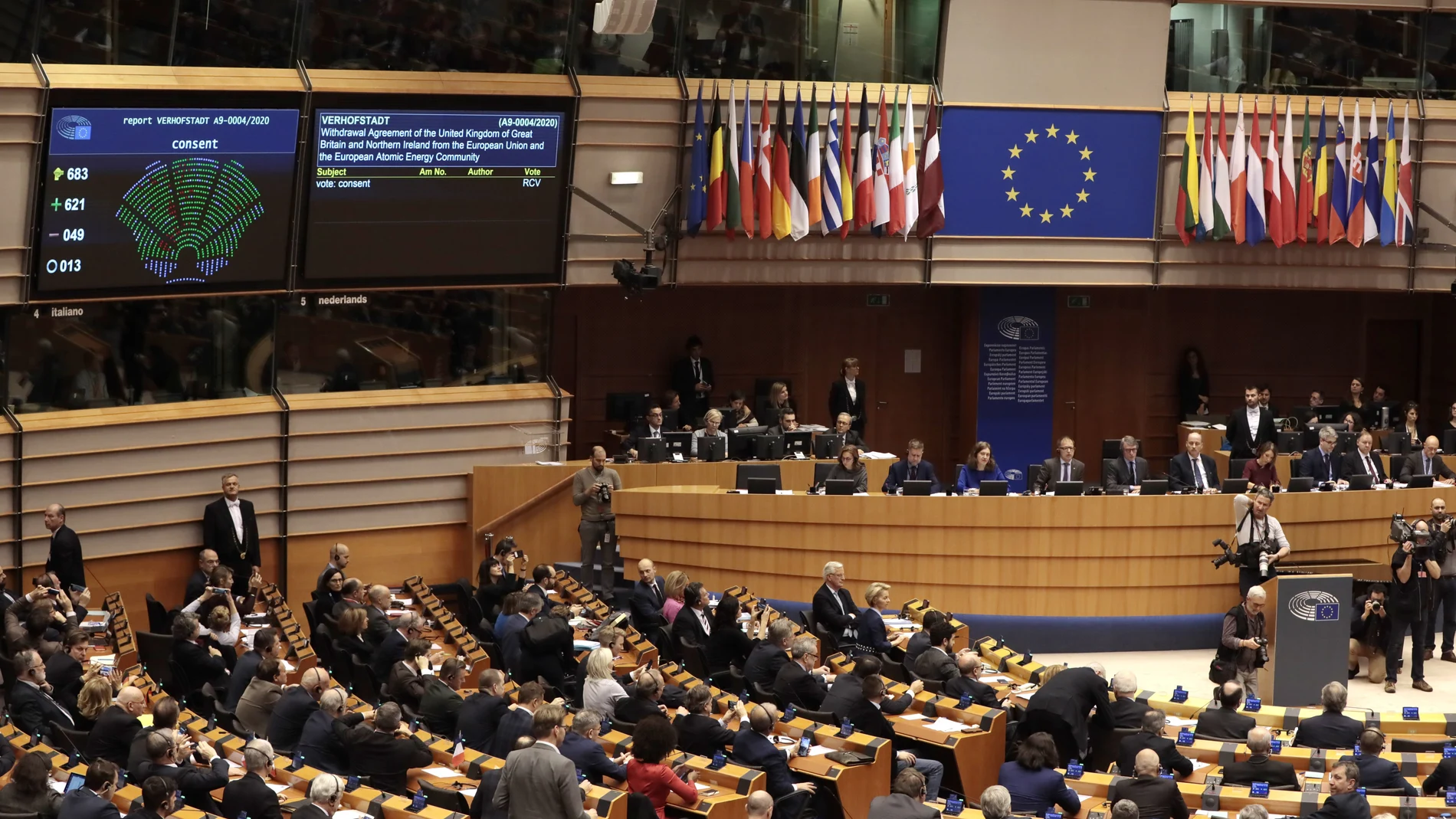 El Parlamento Europeo aprueba por 621 votos a favor, 49 en contra y 13 abstenciones el acuerdo de retirada del Reino Unido de la Unión Europea. Paso previo a la ratificación por parte del Consejo que se formalizará hoy